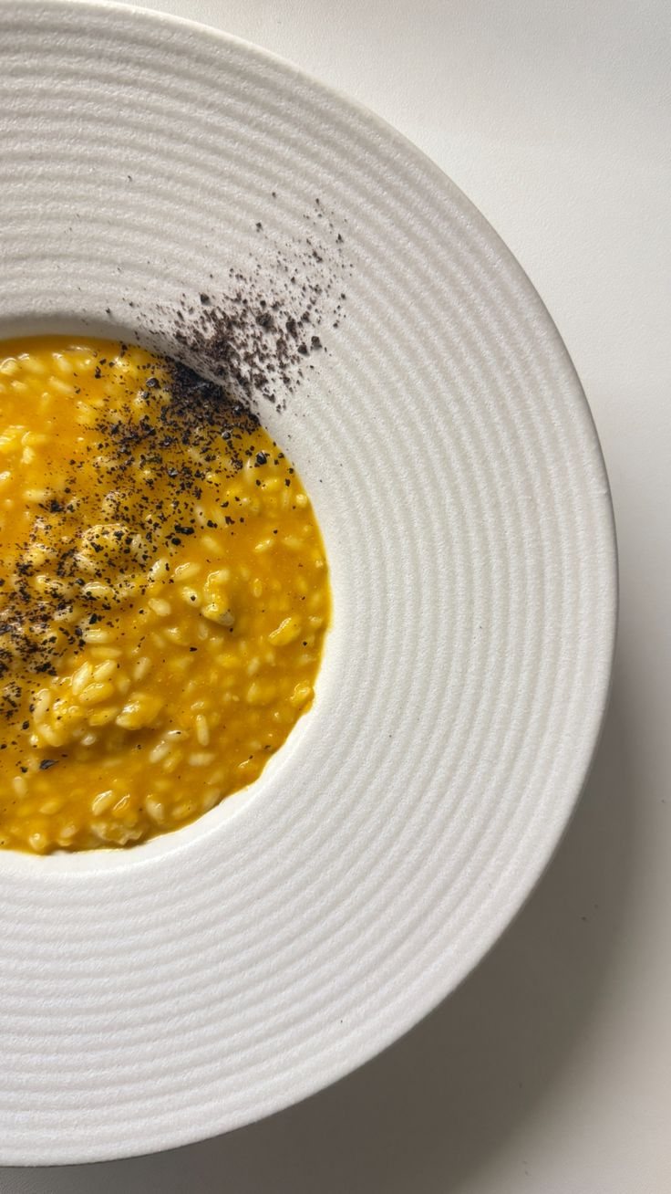 Risotto giallo in un piatto bianco